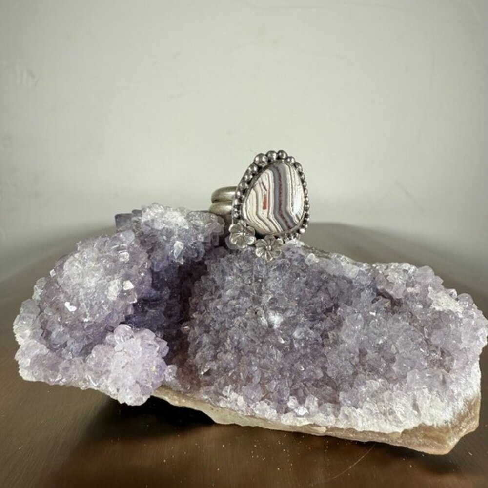 Sterling Silver Ring with White Agate Stone and Floral Accents Jewelry Size 6